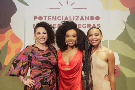 Noite em prol do Fundo Agbara é marcada por show de Paula Lima e presença de famosos