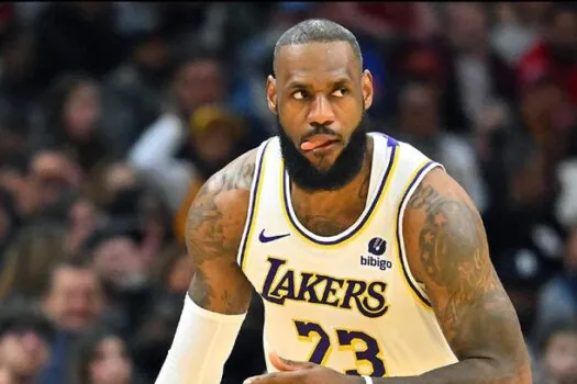 Lakers batem Cavaliers e LeBron James mantém freguesia contra ex-time