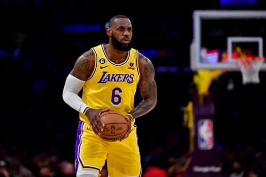 LeBron James quebra recorde de minutos jogados na NBA