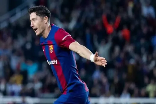 Lewandowski marca duas vezes e Barcelona vence Alavés de virada no Espanhol