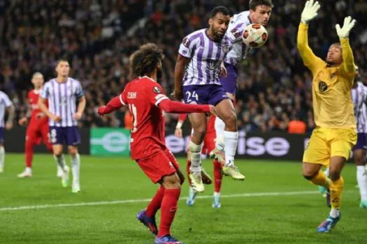 Liverpool poupa titulares, perde do Toulouse e adia classificação às oitavas da Liga Europa