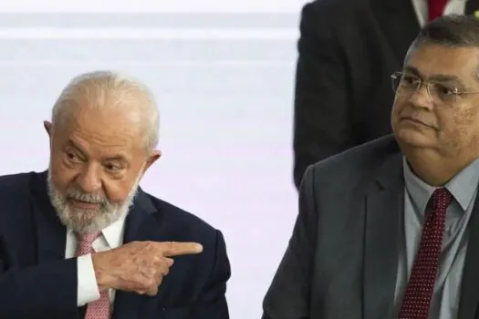 Lula sai em defesa de Dino e diz que ministro é alvo de ‘absurdos ataques’