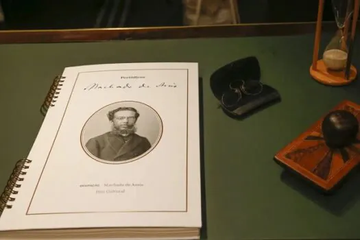 Manuscritos e primeiras edições recontam história de Machado de Assis