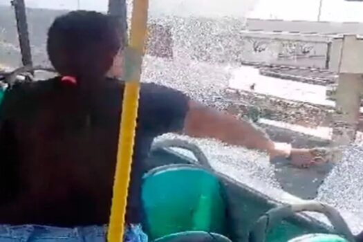 Criança passa mal por calor e mãe quebra vidro de ônibus no RJ