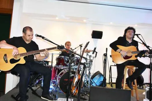 Cantor Marcio Augusto faz show acústico na Sociedade Ítalo-Brasileira de Santo André