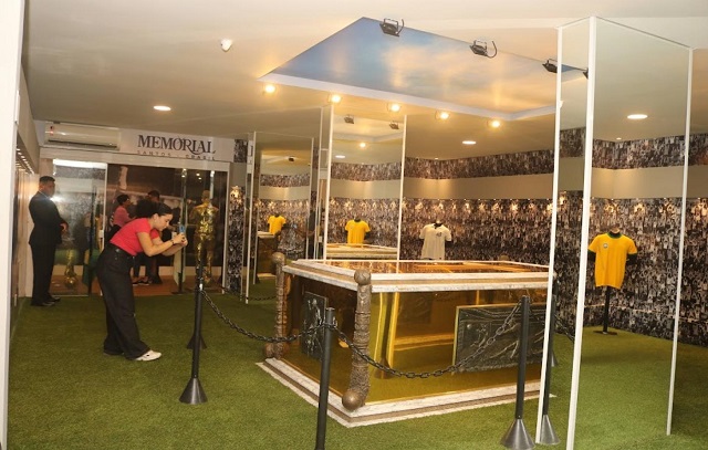 Fãs visitam mausoléu de Pelé e relembram feitos do Rei do futebol no Dia de Finados