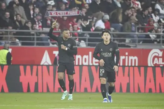 Mbappé faz três, PSG vence Reims e assume liderança do Campeonato Francês