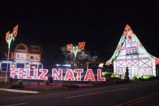 Desfiles da locomotiva ‘Maria Fumaça” encantam o Natal em Campos do Jordão