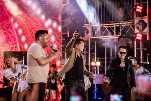 Leonardo e Bruno & Marrone comandam a segunda noite do Navio Cabaré