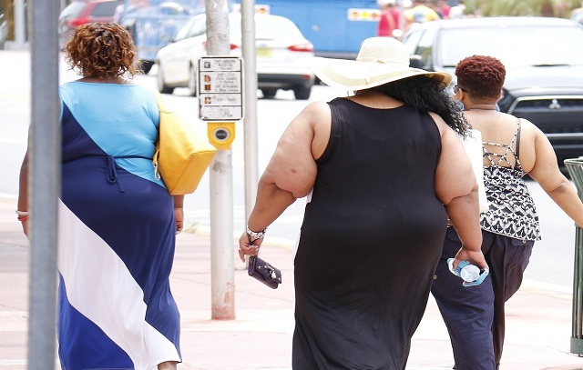 Pessoas obesas têm menor gasto calórico durante o dia, diz estudo