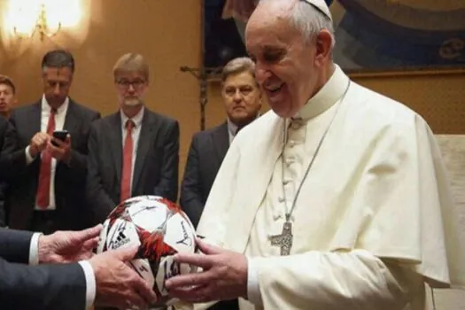 Questionado entre Messi ou Maradona, papa Francisco surpreende e escolhe Pelé como o melhor