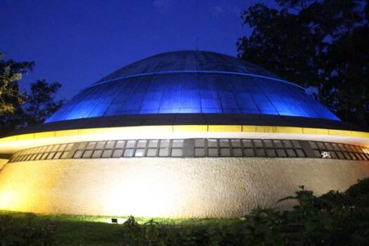 Planetário Ibirapuera participa do Novembro Azul com iluminação especial