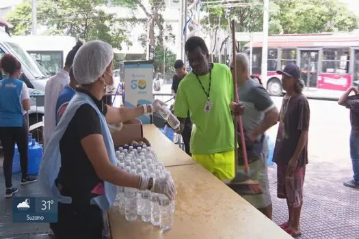 SP autorizou compra de squeezes pelo triplo do preço para entregar no calor