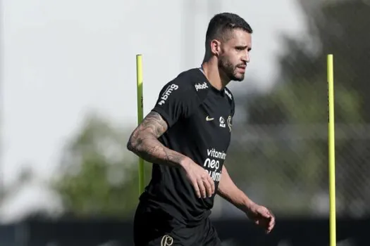 Renato Augusto treina com proteção no ombro esquerdo e é dúvida para enfrentar o Atlético-MG