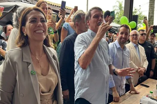 Rosana Valle recebe elogios de Tarcísio e apoio de Bolsonaro em evento em Santos-SP 