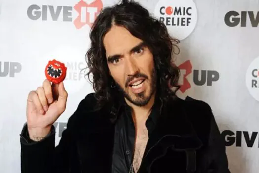 Após cinco processos, Russell Brand é acusado novamente por agressão sexual