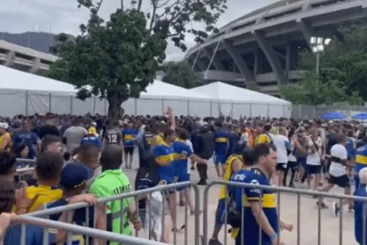 Torcida do Boca entra em conflito com PM nos arredores do Maracanã