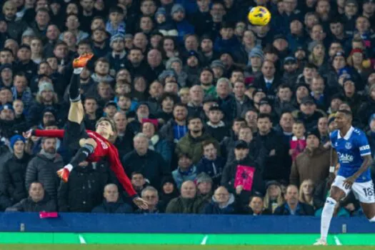 Com golaço de bicicleta de Garnacho, Manchester United vence Everton e embala no Inglês