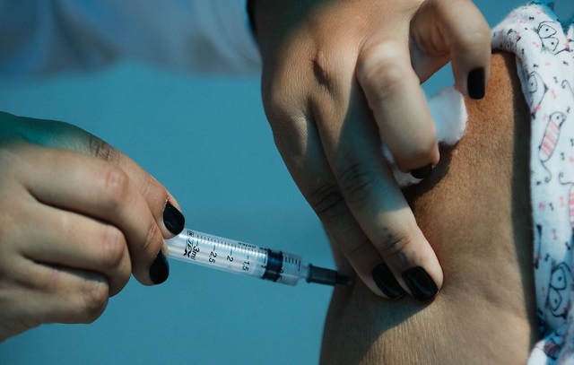 Saúde ainda não fechou contrato de vacina contra a Covid para 2024
