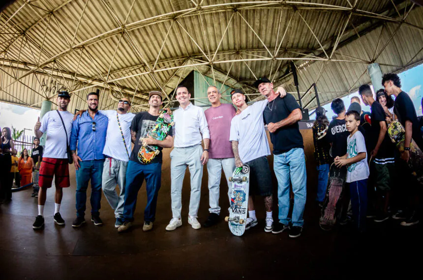 Bob Burnquist, Giovanni Vianna e o prefeito Paulo Serra reunidos com skatistas locais e outras autoridades municipais na nova mini ramp