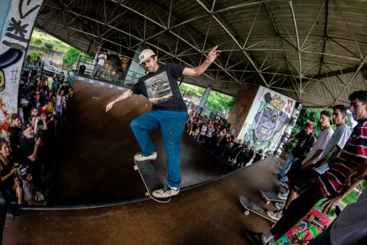 Ana Brandão recebe rampa doada e estreada pela lenda do skate brasileiro Bob Burnquist