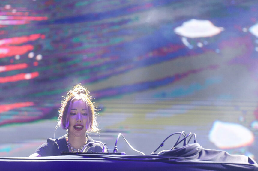 A DJ TOKiMONSTA em apresentação no Palco São Paulo