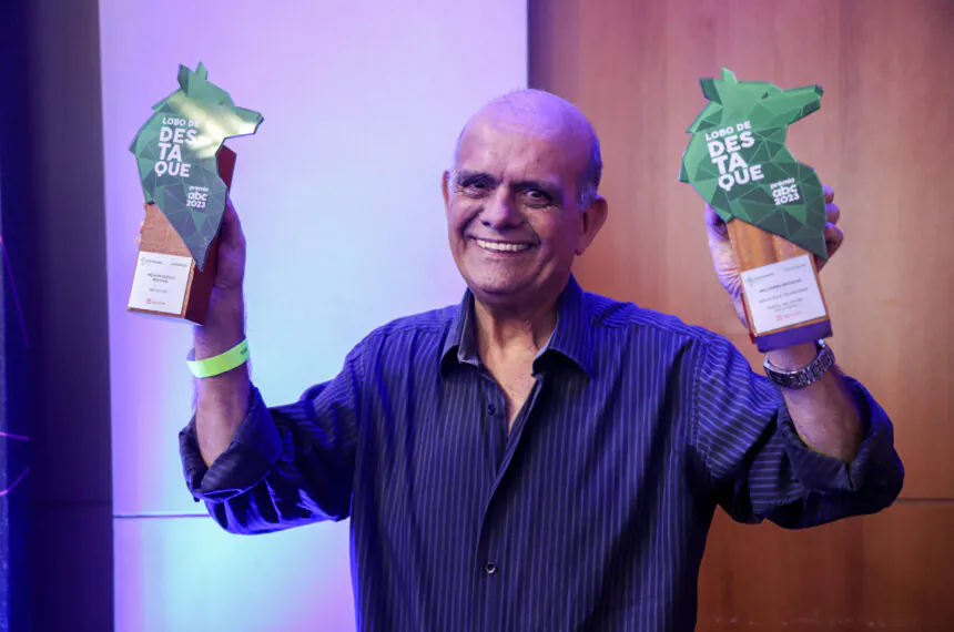 Alex Faria, diretor do ABCdoABC, com os dois Troféus Lobo de Destaque vencidos