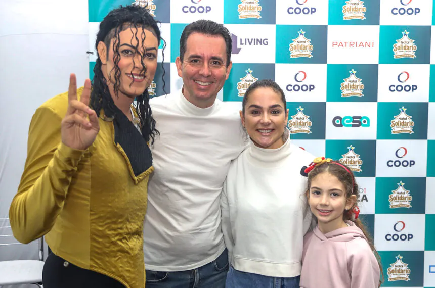 O artista Rodrigo Teaser encontrou o prefeito Paulo Serra, a primeira-dama e deputada estadual, Ana Carolina Serra e Maria, filha do casal, antes do show