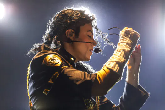 Rodrigo Teaser emociona com show mesmo sob chuva mostrando que Michael Jackson é atemporal