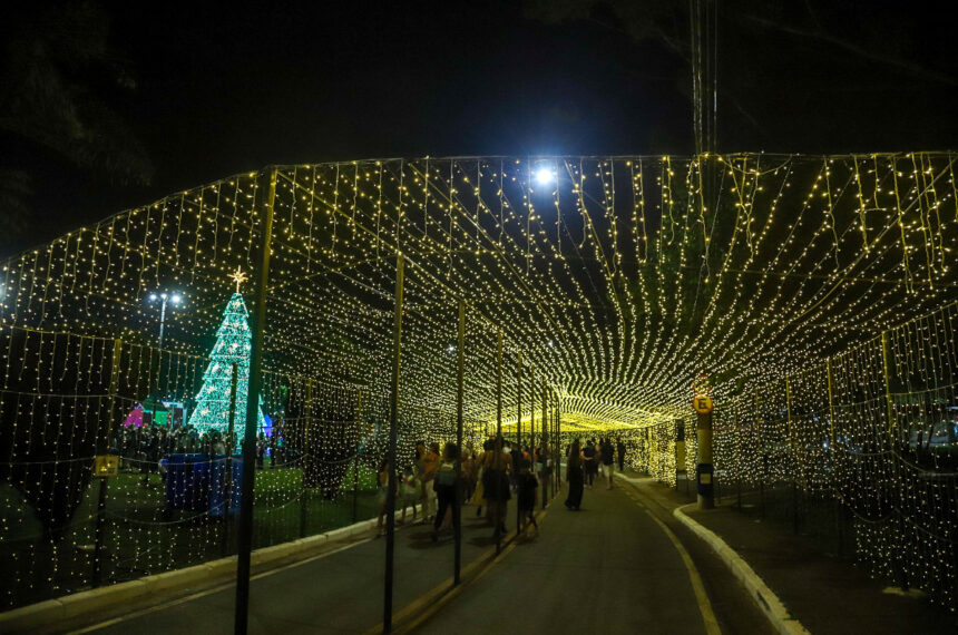 Túnel de luzes que leva à Vila do Natal no Espaço Verde Chico Mendes