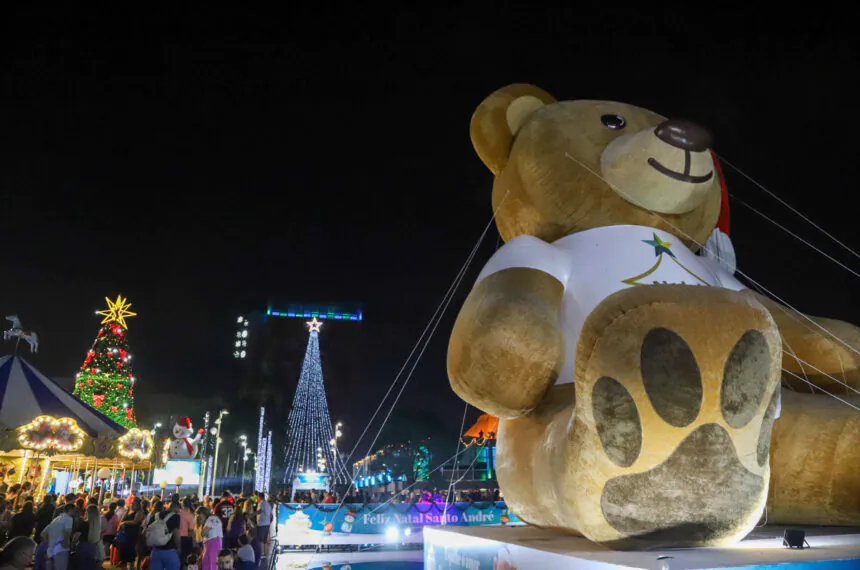 Ursolino, mascote do Fundo Social de Solidariedade, em versão gigante faz parte da decoração do Paço Municipal