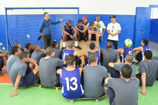 Sandro Dias, o Mineirinho, conversa com jovens em internação na Fundação CASA 