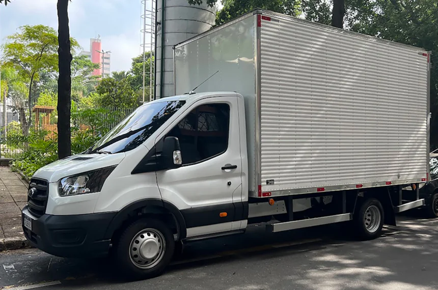 Nos circuitos urbanos – Ford Transit 350E MT