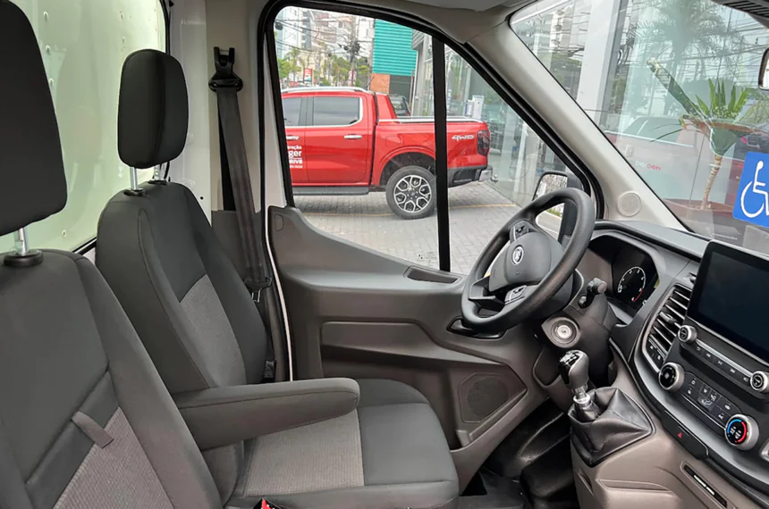 Nos circuitos urbanos – Ford Transit 350E MT