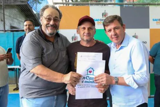 Prefeito Orlando Morando entrega escrituras a moradores da Vila Vanguarda e Vila Feliz