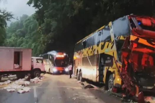 Colisão interdita descida da Serra de Petrópolis