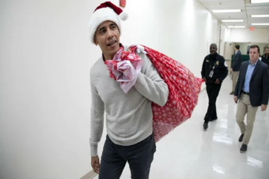 De gorro de Papai Noel, Barack Obama incentiva o voluntariado