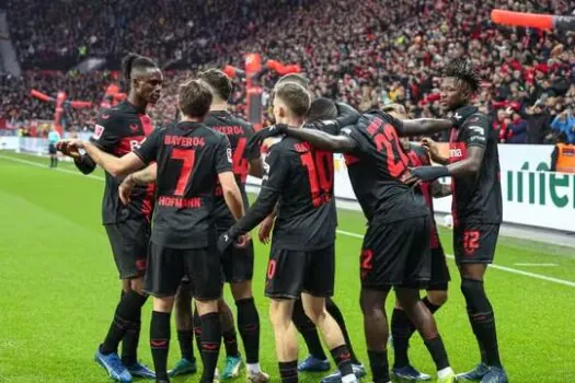 Bayer Leverkusen faz 3 a 0 Eintracht Frankfurt, volta a vencer e dispara na ponta do Alemão