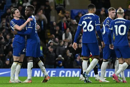 Chelsea vence lanterna Sheffiled, mas segue longe dos líderes do Inglês