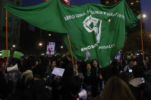 Aborto e imigração dividem referendo por nova Constituição do Chile