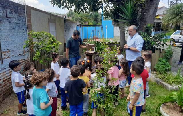 Ribeirão Pires fortalece ações de educação ambiental com entrega de colmeias de abelhas nativas
