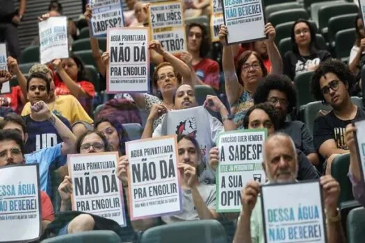 Manifestantes e PM entram em confronto na Alesp em sessão sobre privatização da Sabesp