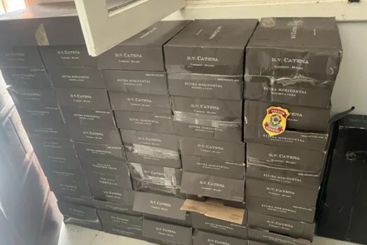 PF apreende 8 mil garrafas de vinho contrabandeadas