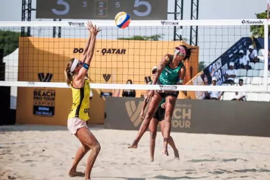 Duda e Ana Patrícia vencem dois jogos e ficam perto das semis do Finals de vôlei de praia