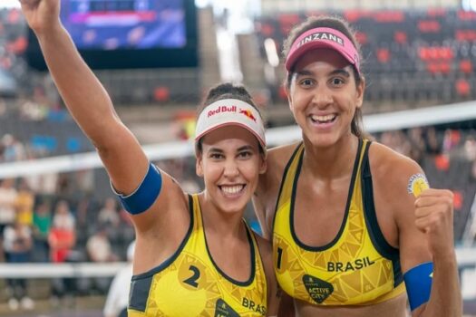 Duda e Ana Patrícia vencem campeãs do mundo e vão à semifinal do Finals de vôlei de praia