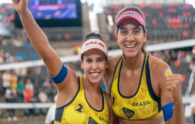 Duda e Ana Patrícia vencem campeãs do mundo e vão à semifinal do Finals de vôlei de praia