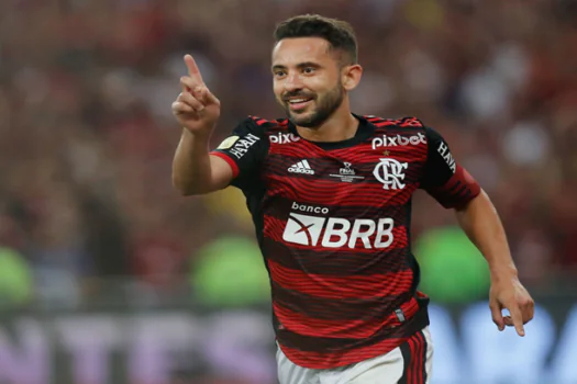 Inter retoma contato por Everton Ribeiro e aguarda desfecho com Flamengo