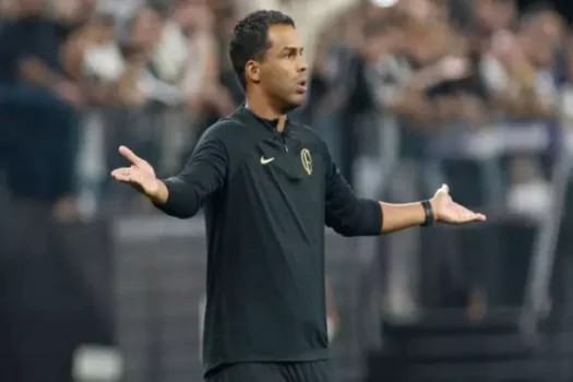 Fernando Lázaro deixa comissão técnica do Corinthians e volta a ser analista no Grêmio