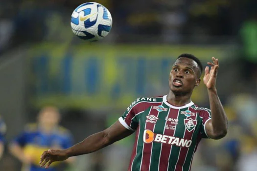 Fluminense aproveita expulsão, vence Cerro e avança como líder na Libertadores