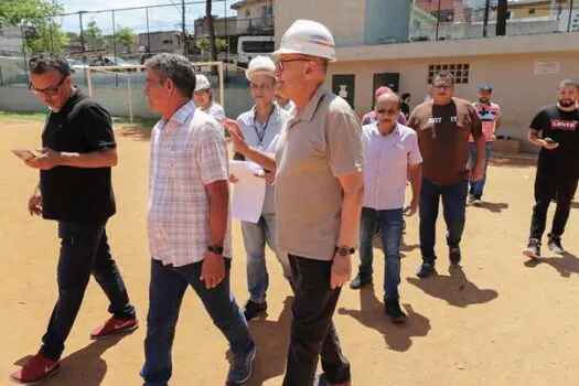 Diadema inicia instalação de gramado sintético no campo do Ouro Verde